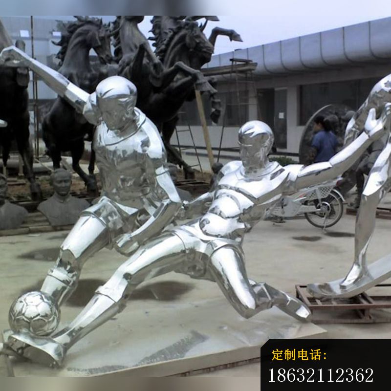 不锈钢踢足球的人物雕塑，校园景观雕塑_800*800