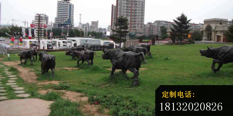 草地铜牛雕塑公园铜雕牛_800*398