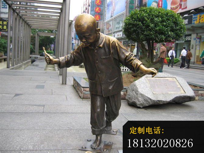 抽陀螺雕塑广场小品人物铜雕 (2)_670*502