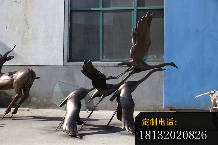 大雁飞翔铜雕铸铜动物雕塑_700*467