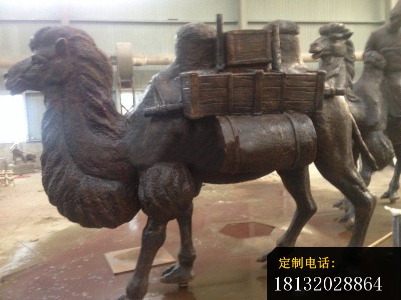 驮着东西的骆驼铜雕，公园动物雕塑_800*599