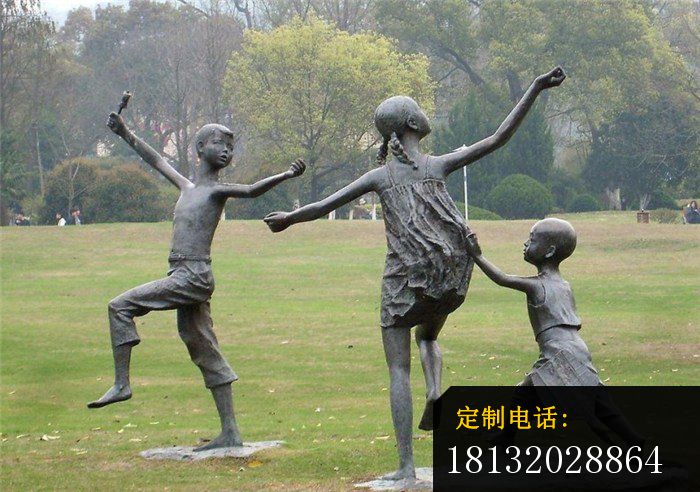 玩耍的儿童铜雕，公园人物雕塑_700*492