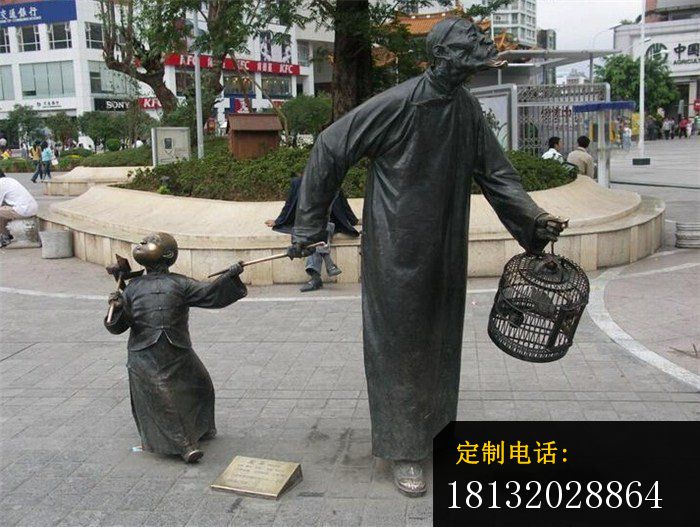 祖孙俩遛鸟铜雕，街边景观雕塑_700*527