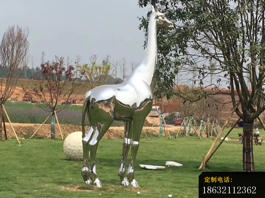 不锈钢长颈鹿雕塑_1066*799