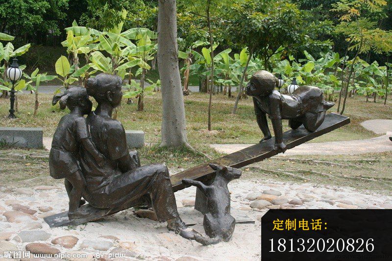 玩翘翘板雕塑公园人物小品铜雕_800*533