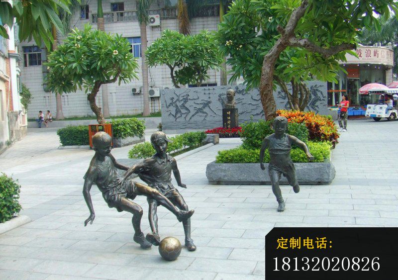 小孩踢足球铜雕广场人物雕塑_800*563