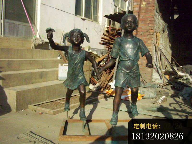 小孩玩耍铜雕青铜人物雕塑 (2)_800*600
