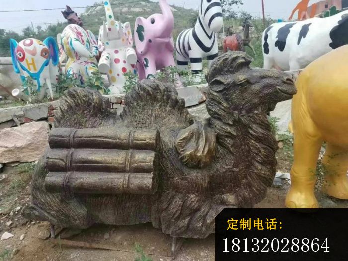跪姿骆驼铜雕 (2)_700*525