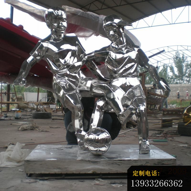 不锈钢踢足球运动人物雕塑_800*800