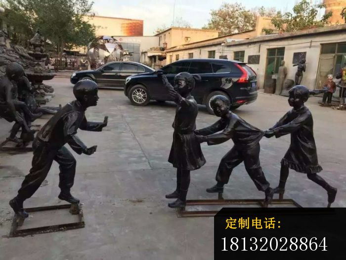 老鹰捉小鸡人物雕塑_700*525