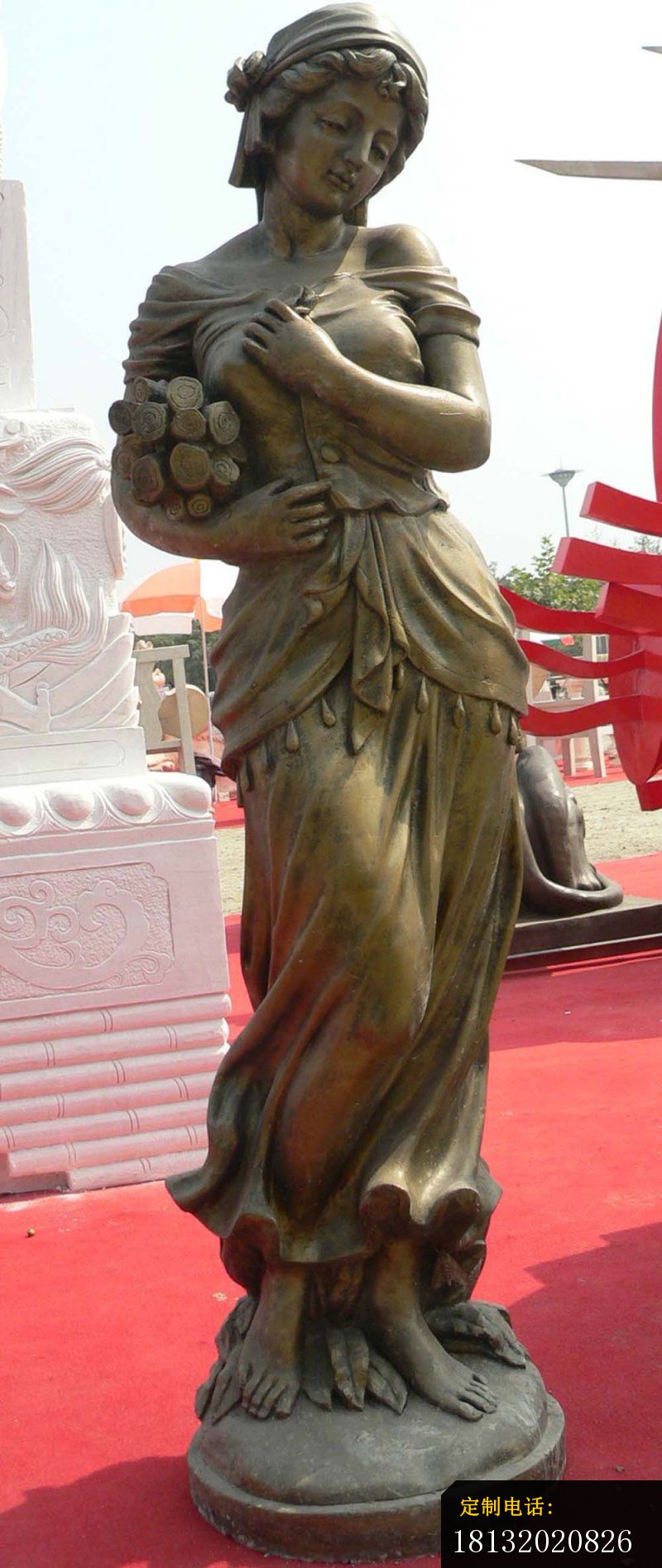 抱着柴火的西方女孩铜雕，西方人物铜雕_800*1896