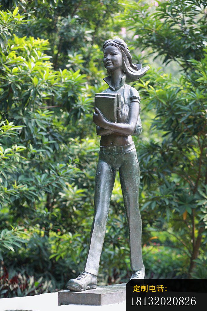抱着书走路的学生铜雕，校园景观铜雕_683*1024
