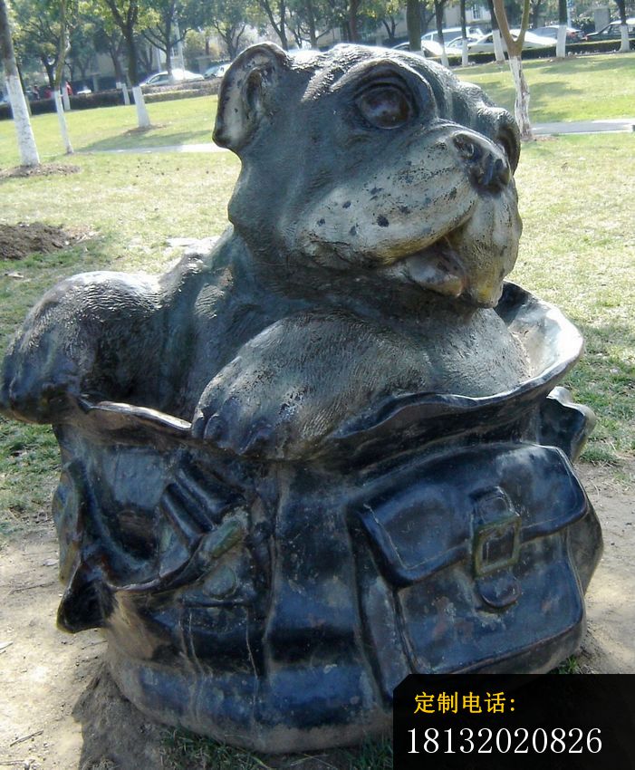 背书包的小狗铜雕，公园动物铜雕_701*850