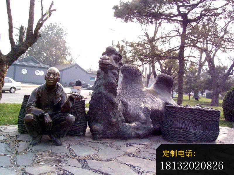 抽袋烟的老人和骆驼铜雕，公园小品铜雕_800*600