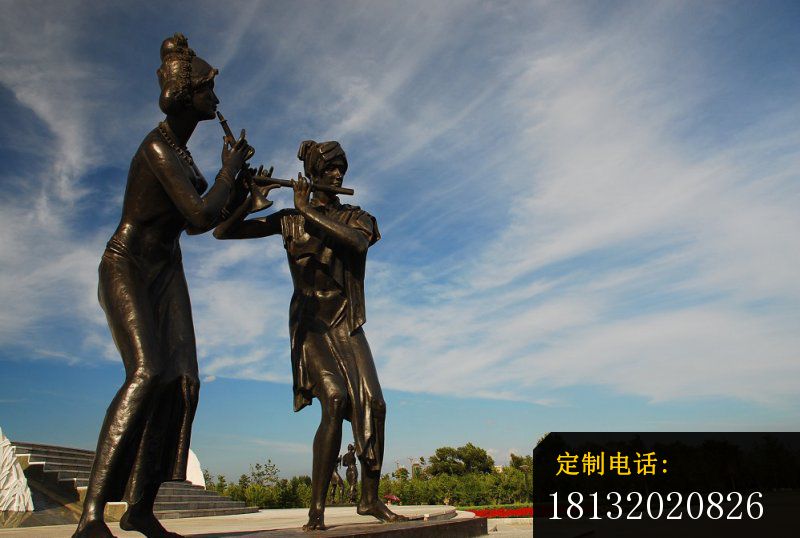 吹奏乐器的少数民族人物铜雕，广场景观铜雕_800*538