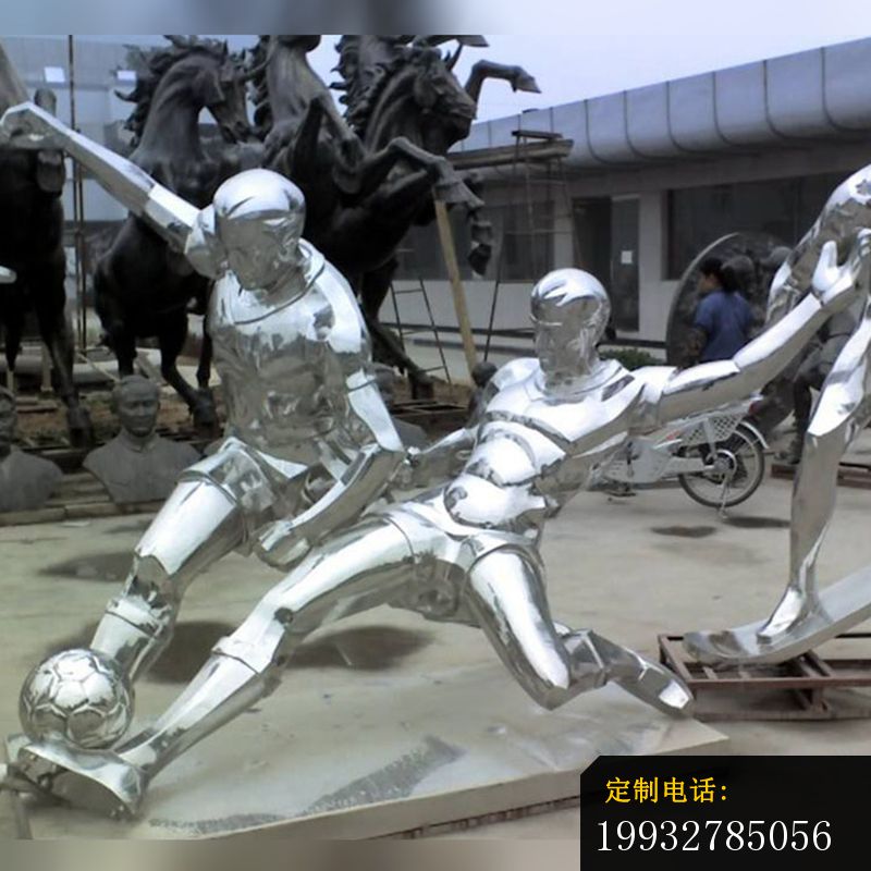 不锈钢踢足球的人物雕塑，校园景观雕塑_800*800