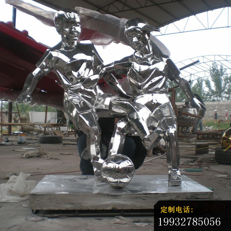 不锈钢踢足球雕塑_800*800