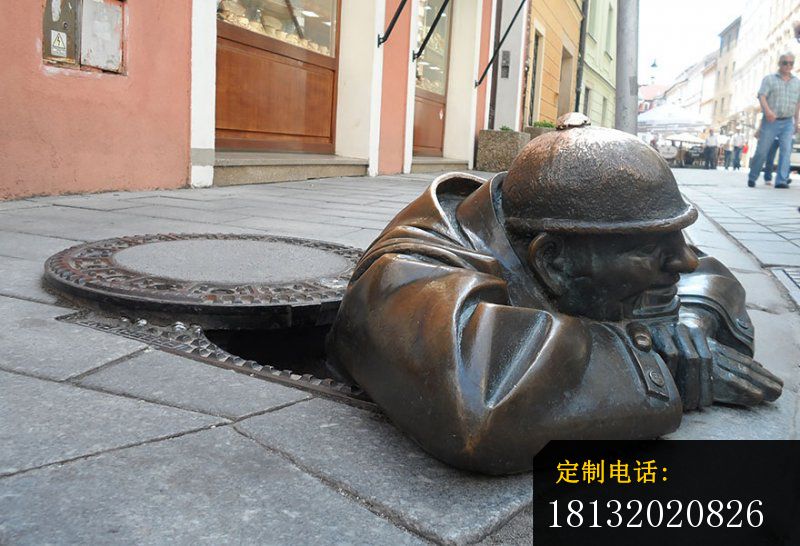 从下水道爬出来的人物铜雕，街边小品铜雕_800*546
