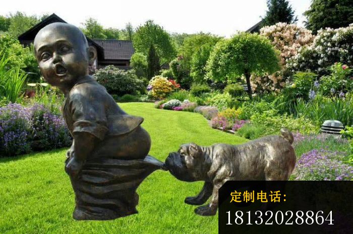 小狗叼小孩裤子雕塑_700*464