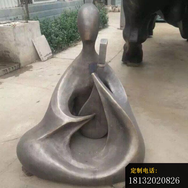 弹琵琶的抽象人物铜雕，公园景观铜雕_800*799