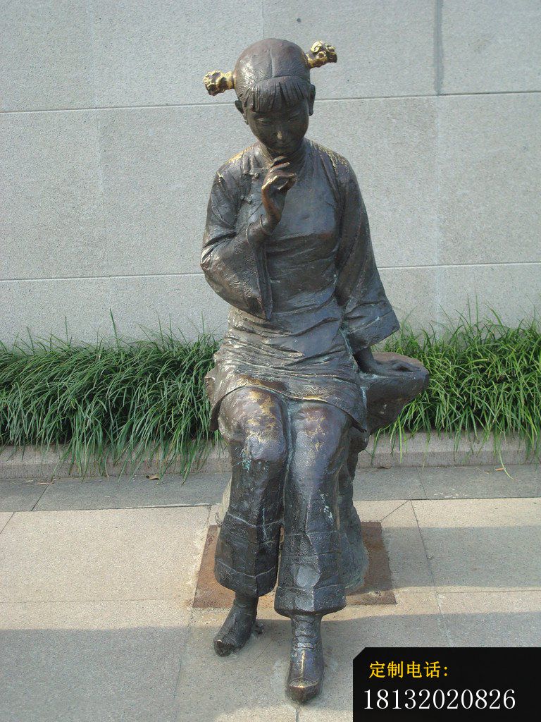 低头思考的女孩铜雕，街边景观铜雕_768*1024