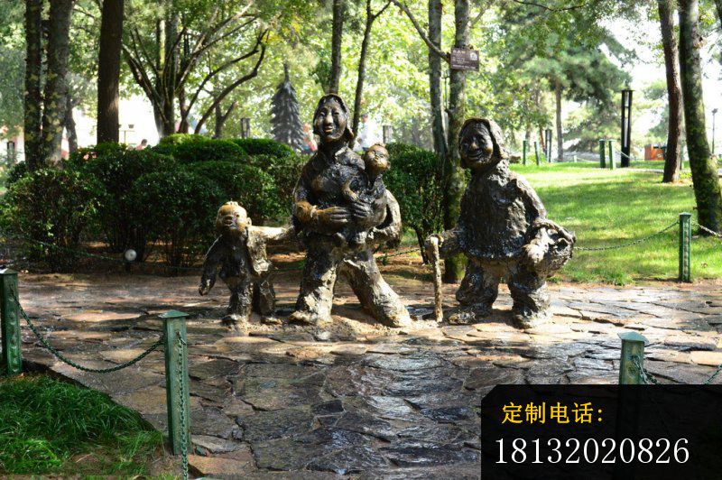 赶路的抽象妇女和小孩铜雕，公园小品铜雕_800*532