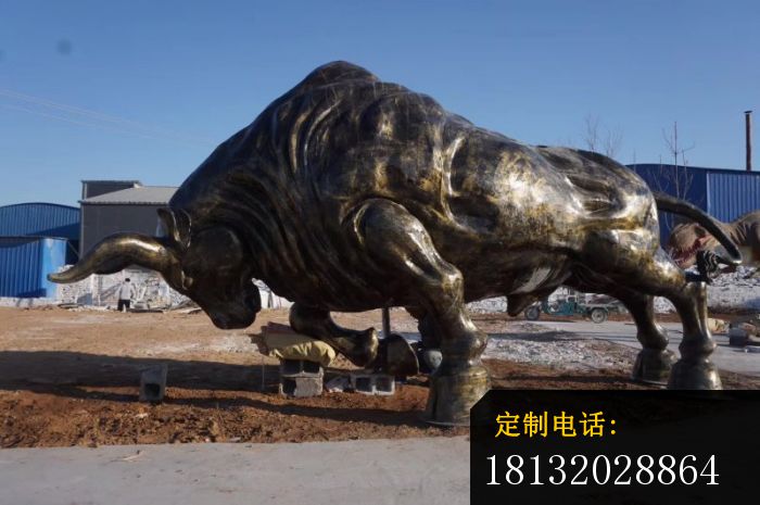 铸铜开荒牛雕塑_700*465