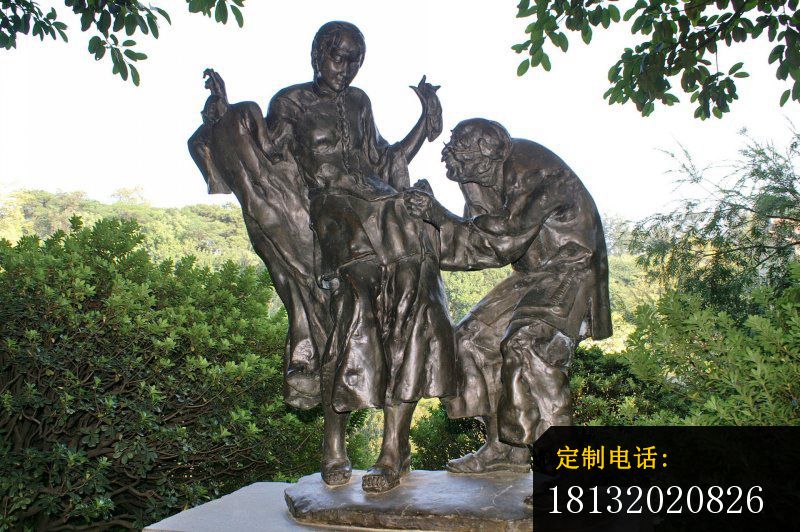 给孙女缝衣服的老奶奶铜雕，公园小品铜雕 (2)_800*532