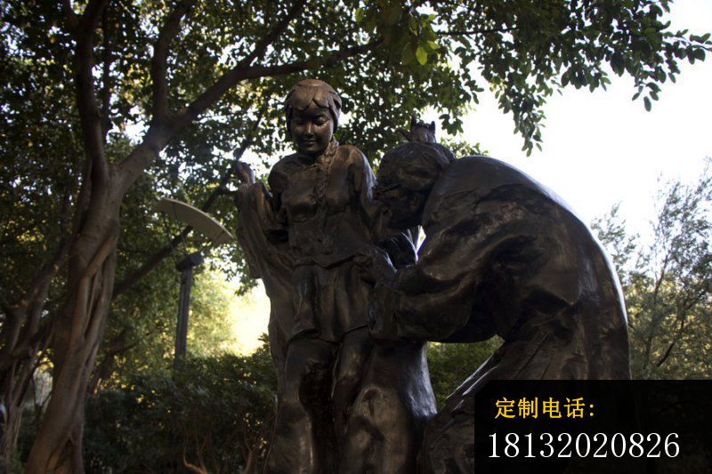 给孙女缝衣服的老奶奶铜雕，公园小品铜雕_800*533