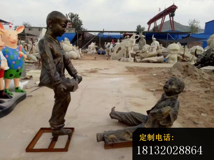 撞拐人物铜雕_700*525