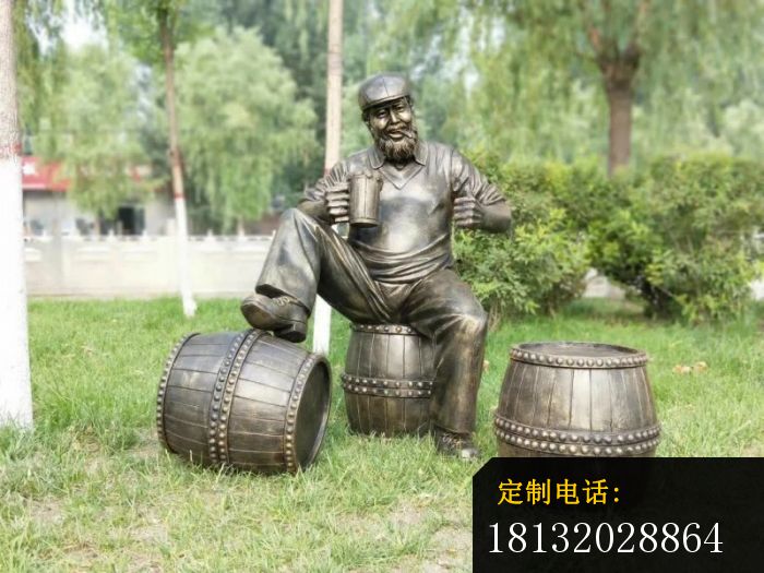 坐着喝啤酒的老汉铜雕_700*525