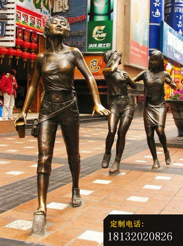 逛街的女孩铜雕，步行街人物铜雕_614*825