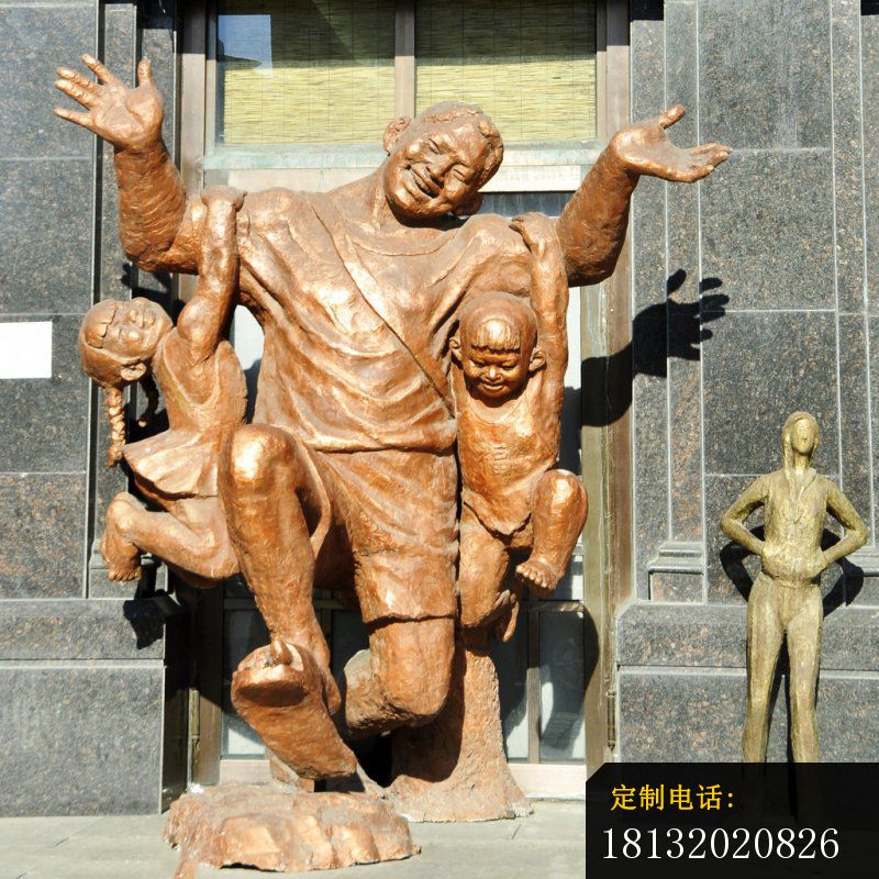 和儿女玩耍的父亲铜雕，街边小品铜雕_800*800