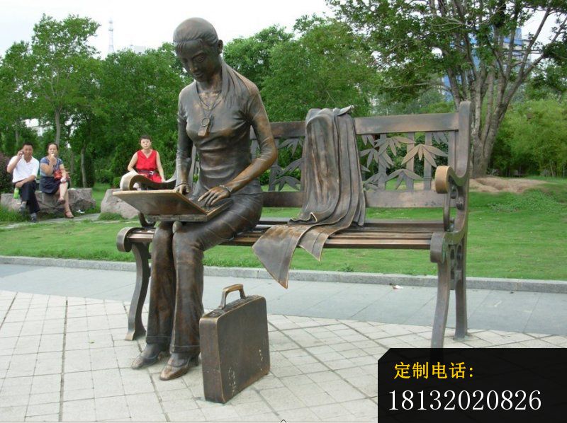 看电脑的女孩铜雕，公园人物铜雕_800*598