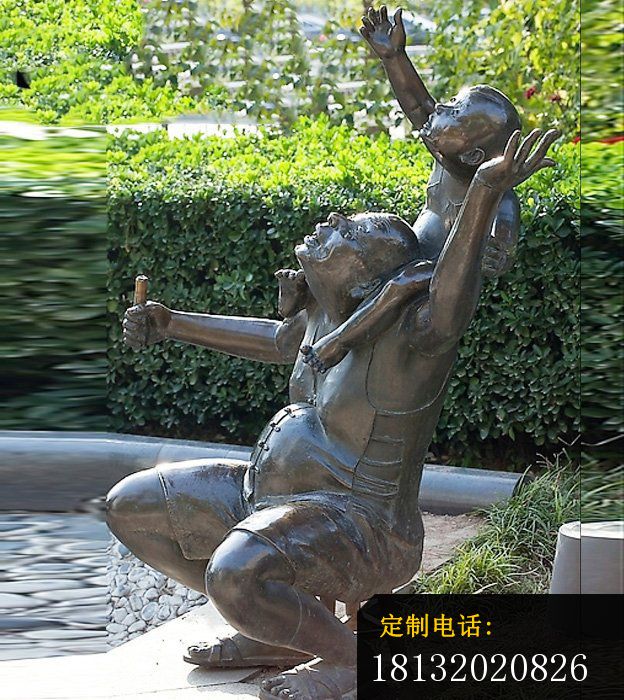 看天空的父子铜雕公园小品铜雕_624*700