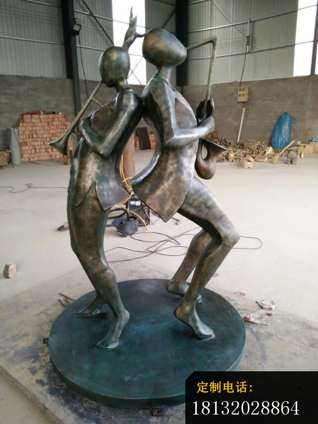 广场演奏铜雕抽象人物雕塑 (4)_640*853