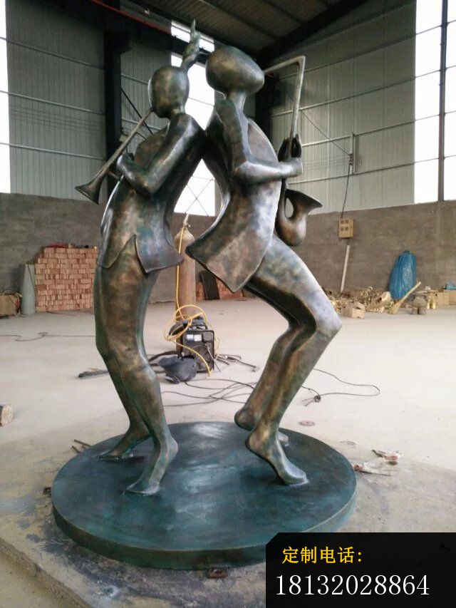 广场演奏铜雕抽象人物雕塑 (3)_640*853