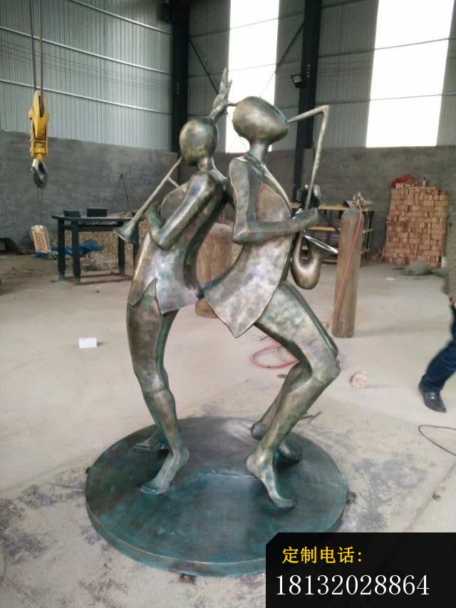 广场演奏铜雕抽象人物雕塑 (2)_640*853