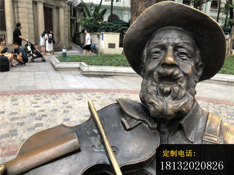 拉小提琴的老人铜雕，步行街景观铜雕_800*600