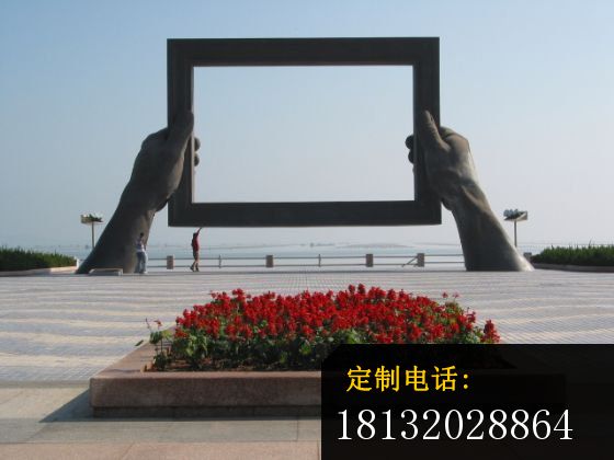 手拿相框雕塑公园景观铜雕 (1)_560*420