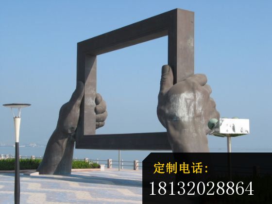 手拿相框雕塑公园景观铜雕 (2)_560*420
