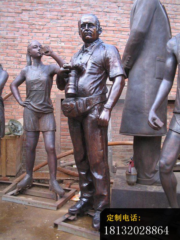 铜雕现代人物广场人物雕塑 (1)_600*800