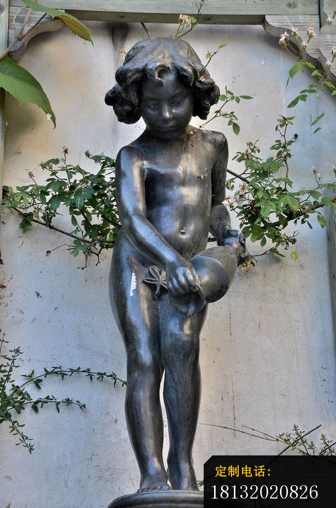 拿着罐子倒水的女孩铜雕，公园景观铜雕_678*1024