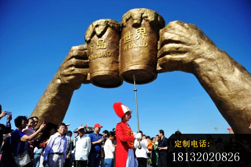 拿着啤酒碰杯的手铜雕，公园景观铜雕_800*532