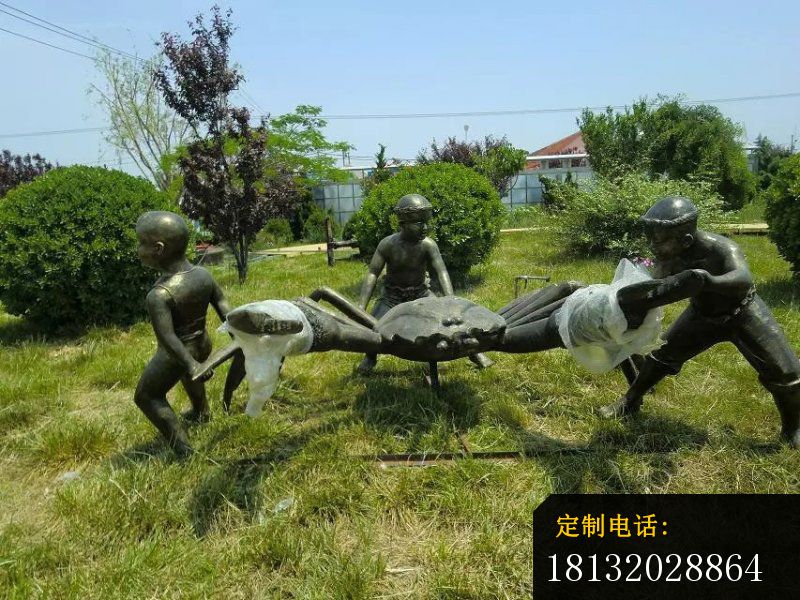 小孩捉螃蟹雕塑公园景观铜雕 (1)_800*600