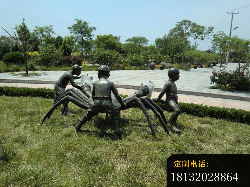 小孩捉螃蟹雕塑公园景观铜雕 (2)_800*600