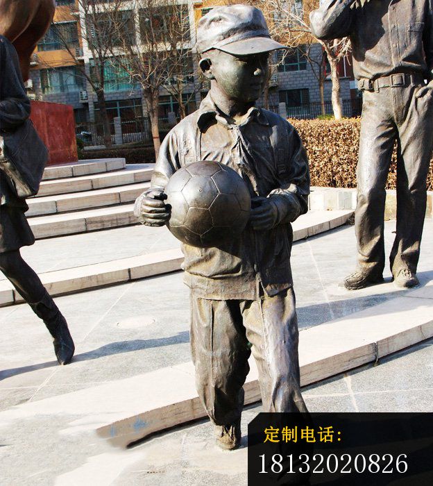 拿足球的小学生铜雕人物铜雕_624*700