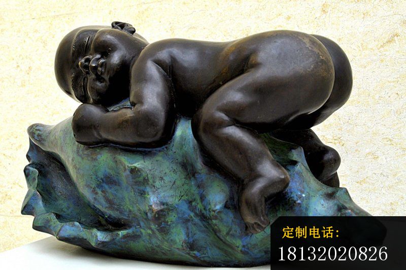 趴在石头上睡觉的小男孩铜雕，公园景观铜雕_800*532