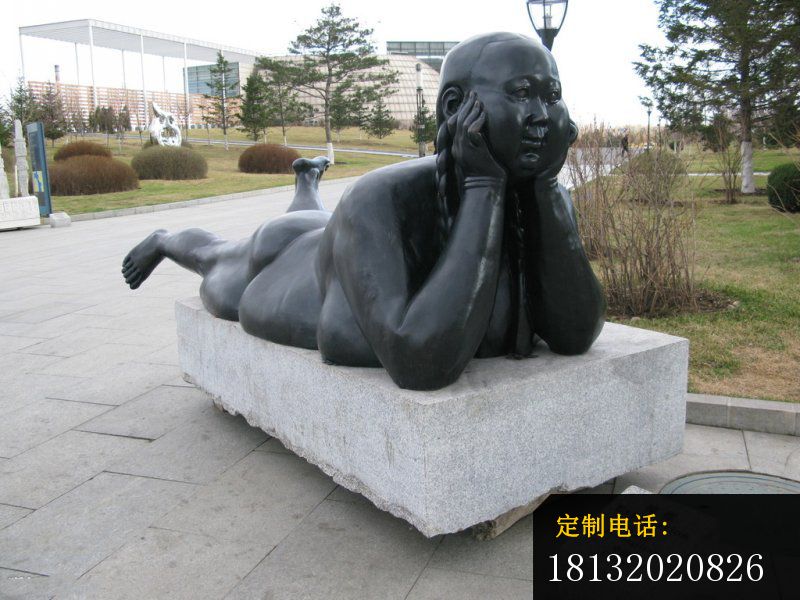 趴着的胖女孩铜雕，公园景观铜雕_800*600