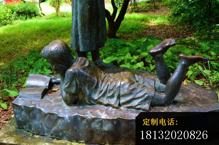 趴着看书的小男孩铜雕，校园人物铜雕_700*465